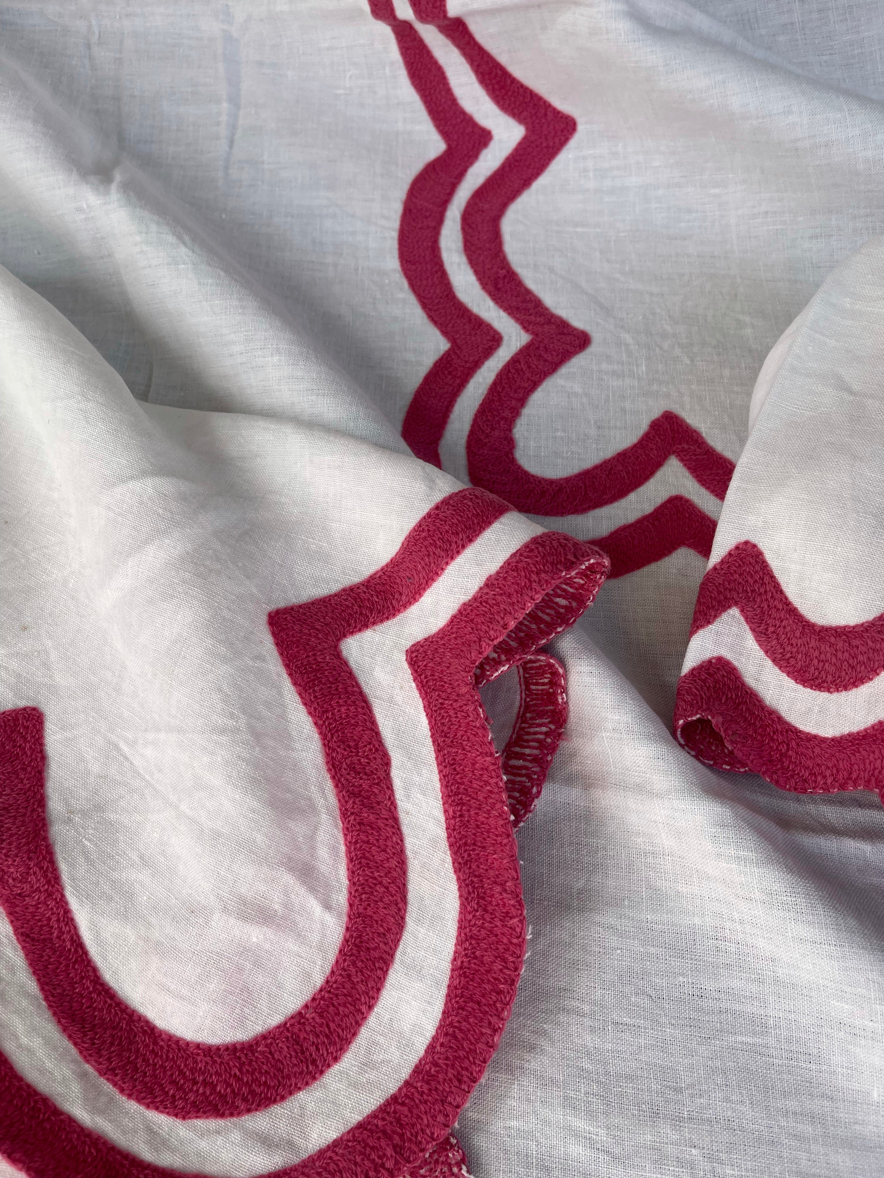 Scallop Tablecloth - Raspberry